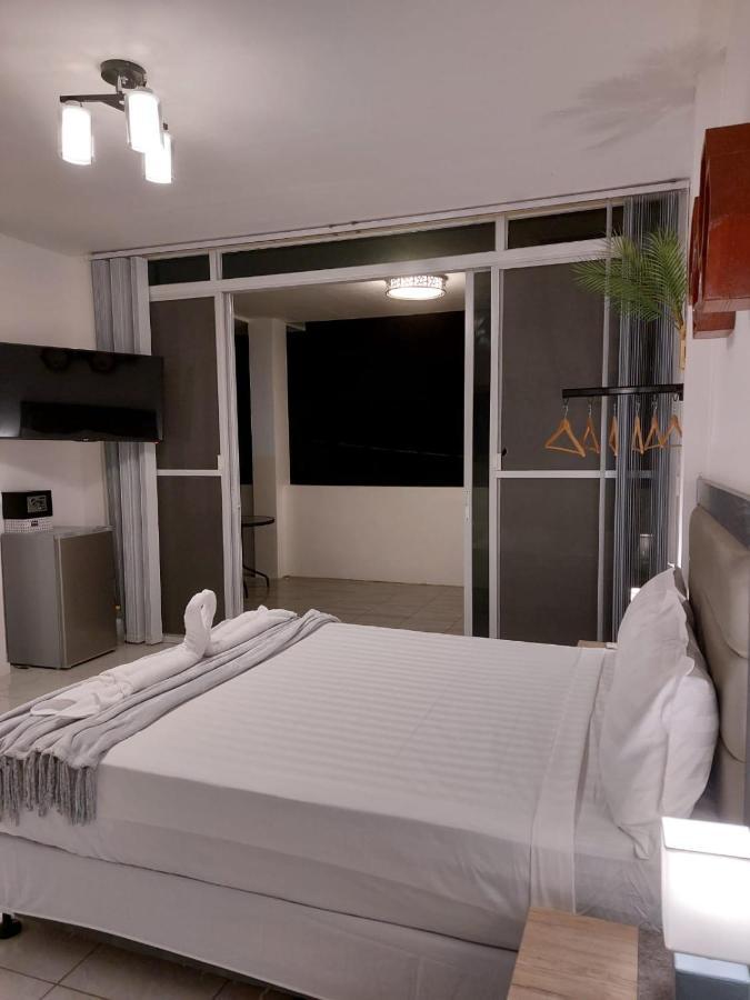 Bonsai Jacuzzi Suites Panglao Bagian luar foto
