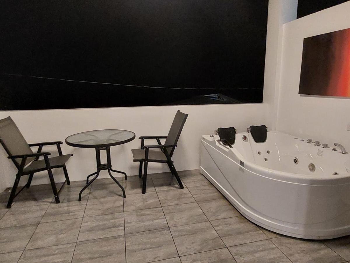 Bonsai Jacuzzi Suites Panglao Bagian luar foto