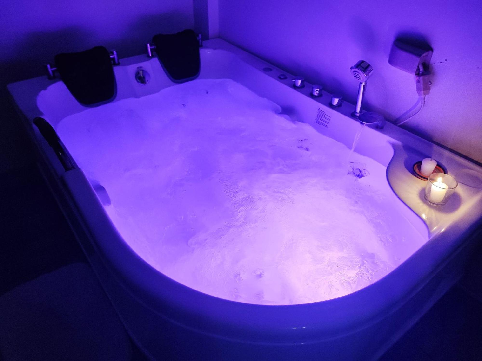 Bonsai Jacuzzi Suites Panglao Bagian luar foto