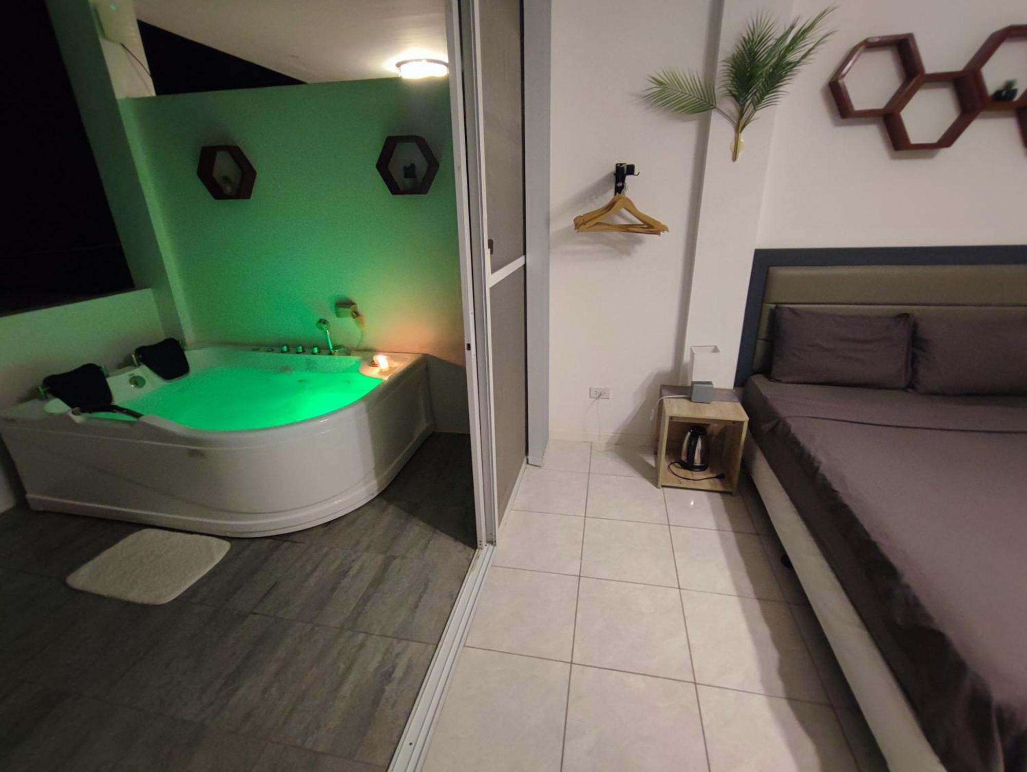 Bonsai Jacuzzi Suites Panglao Bagian luar foto