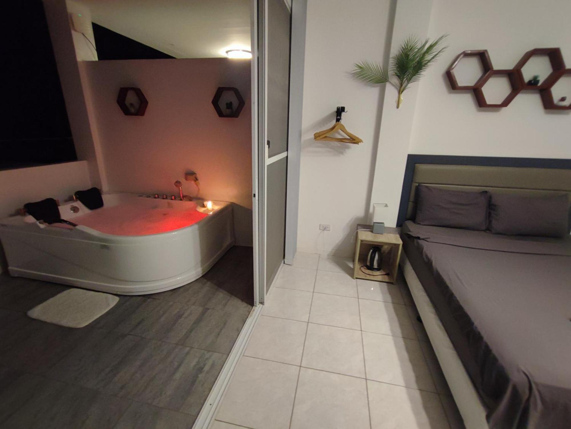 Bonsai Jacuzzi Suites Panglao Bagian luar foto