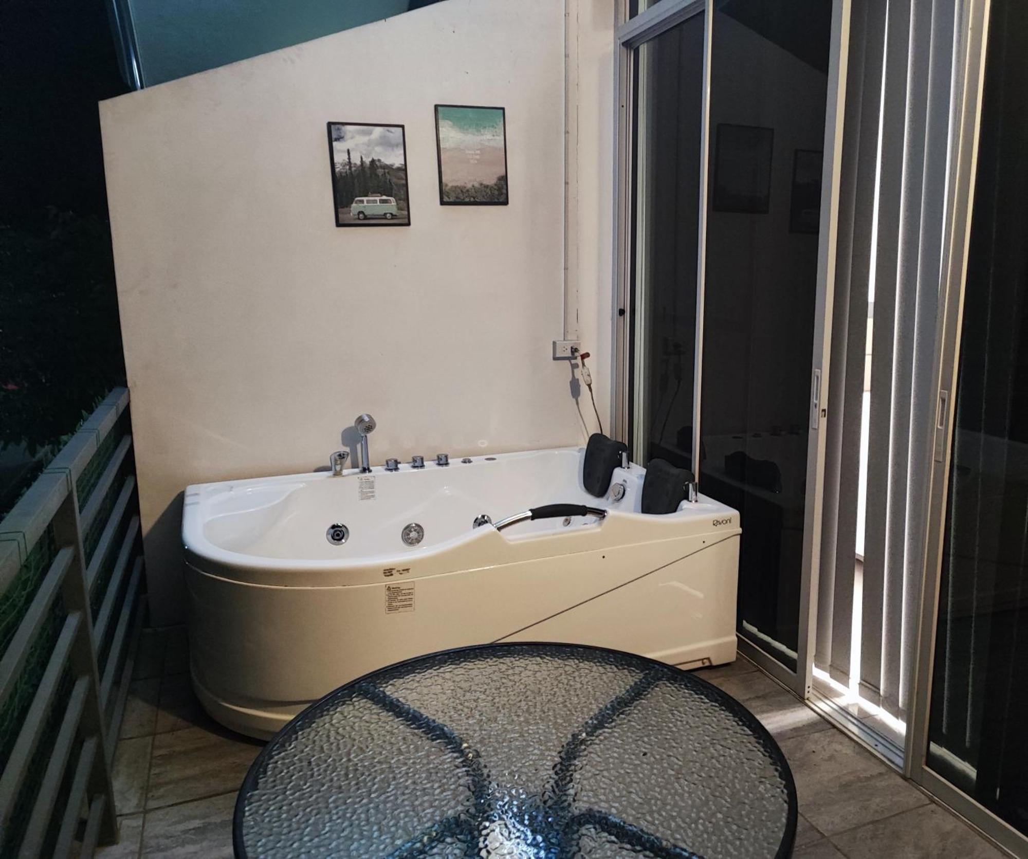 Bonsai Jacuzzi Suites Panglao Bagian luar foto