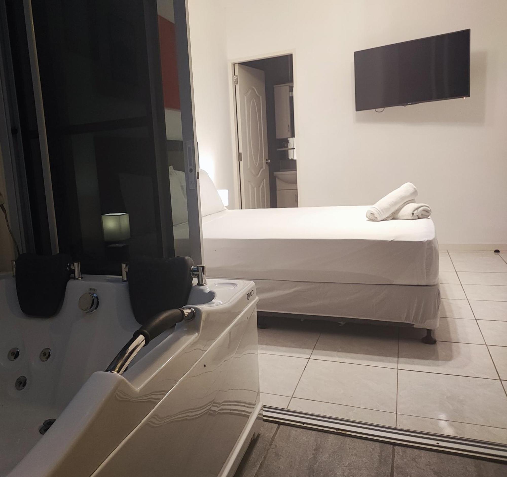 Bonsai Jacuzzi Suites Panglao Bagian luar foto