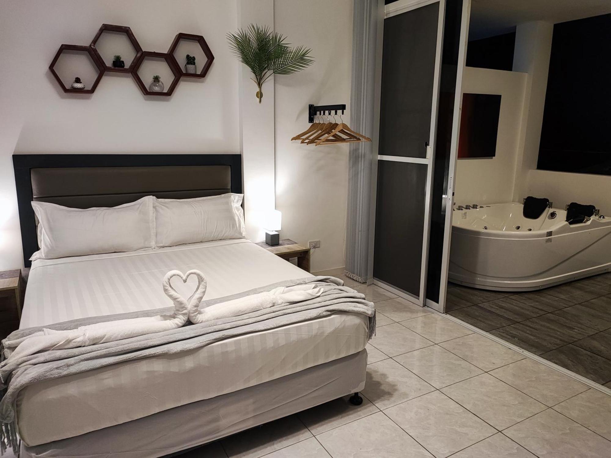 Bonsai Jacuzzi Suites Panglao Bagian luar foto