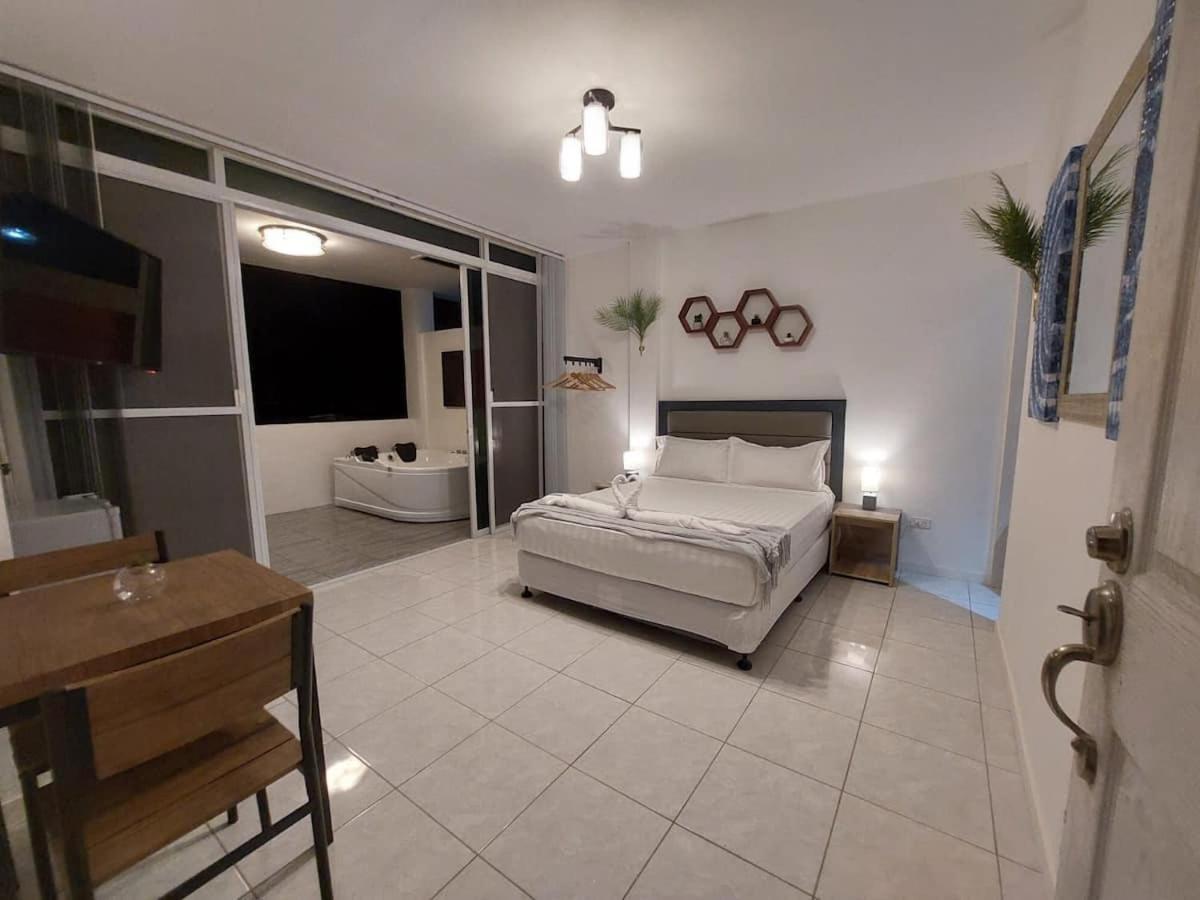 Bonsai Jacuzzi Suites Panglao Bagian luar foto
